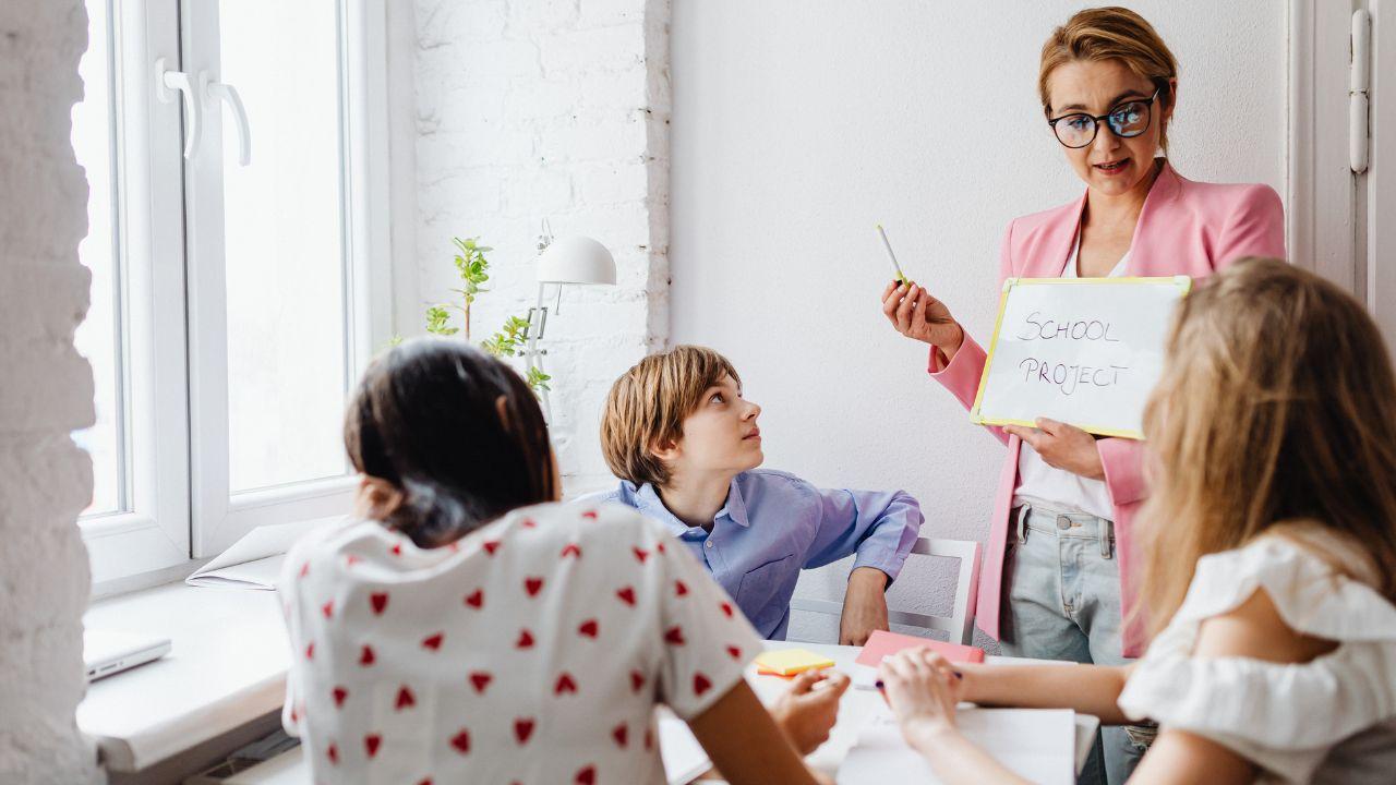 Peran Guru Di Tengah Perubahan Zaman: Antara Tantangan Dan Pengabdian