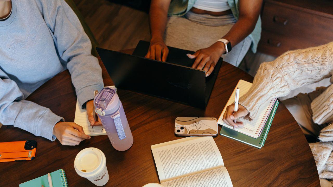 Perjalanan Mahasiswa: Antara Kampus, Kehidupan Sosial, Dan Masa Depan