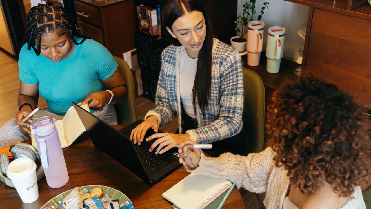 Kehidupan Mahasiswa Sebagai Proses Pembentukan Diri Dan Masa Depan