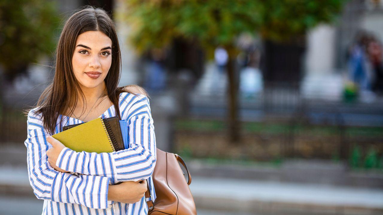 Literasi Akademik Mahasiswa Di Era Informasi Yang Melimpah