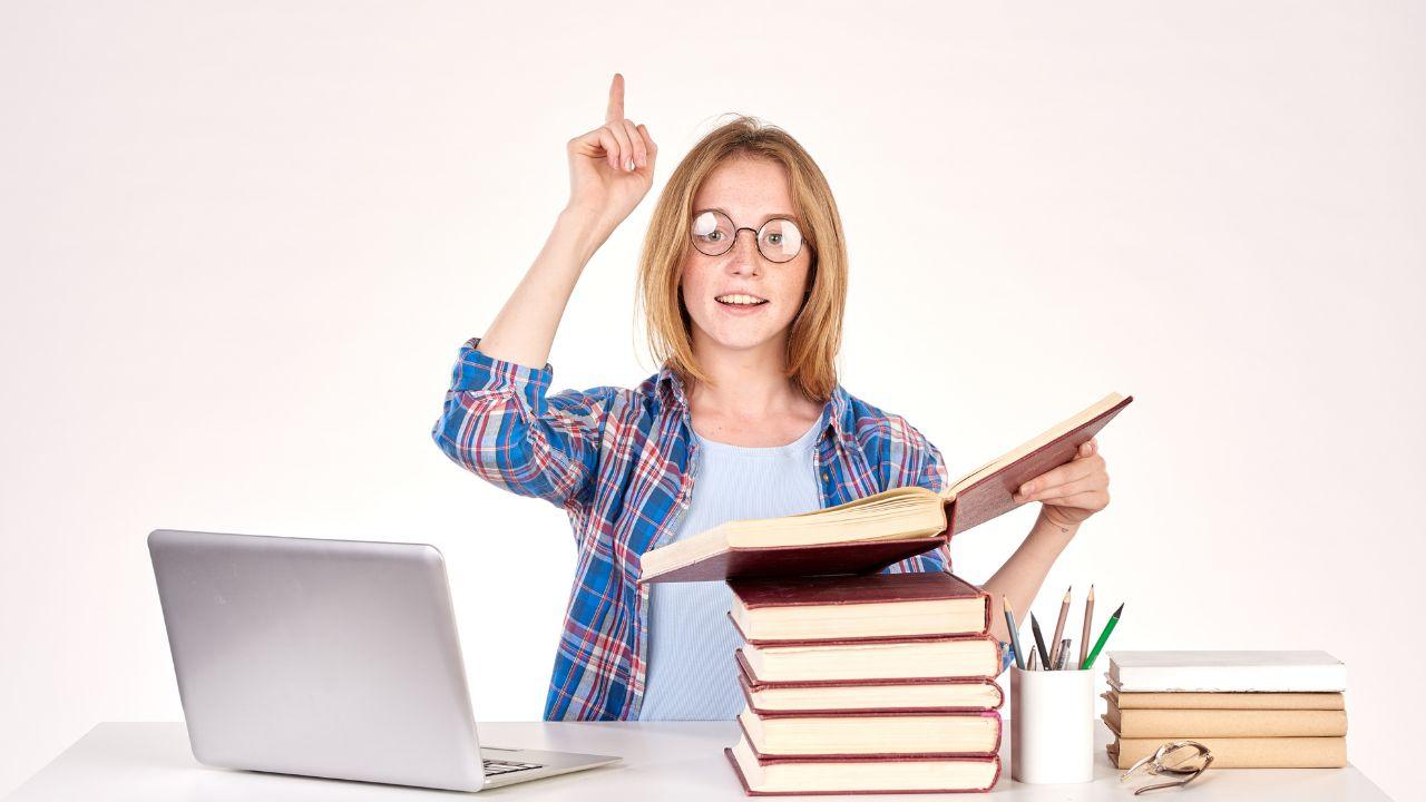 Strategi Mahasiswa Dalam Menghadapi Tantangan Kurikulum Dan Membangun Karakter Unggul Di Perguruan Tinggi