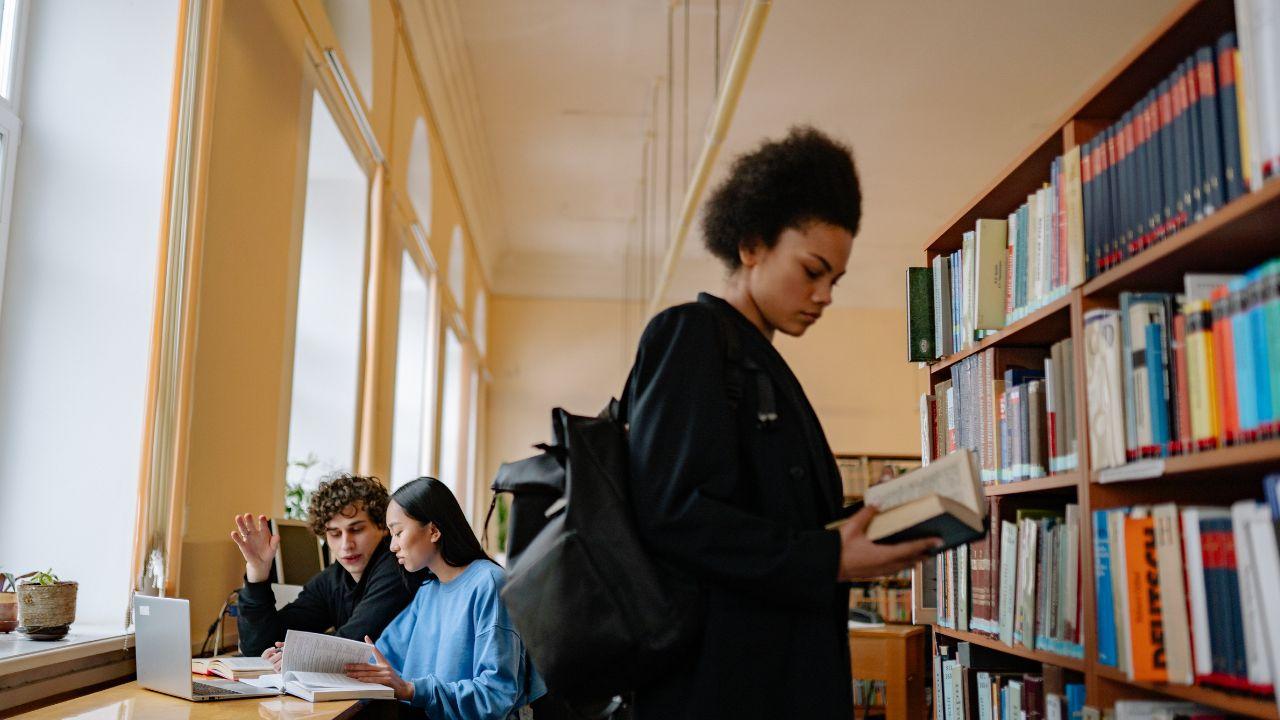 Mahasiswa Adaptif Dan Produktif: Strategi Menghadapi Tekanan Akademik Dan Dinamika Sosial Kampus