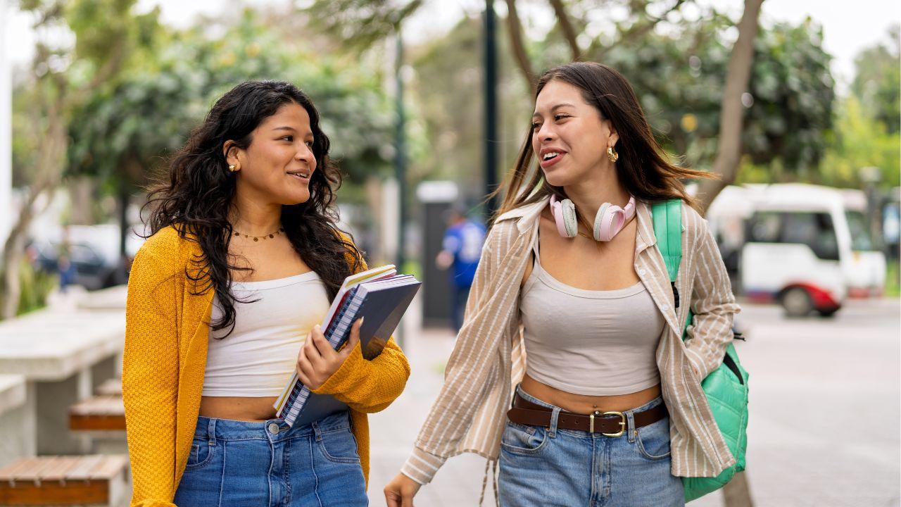 Mahasiswa Adaptif Digital: Menyelaraskan Teknologi, Kurikulum, Dan Kesehatan Di Era Modern