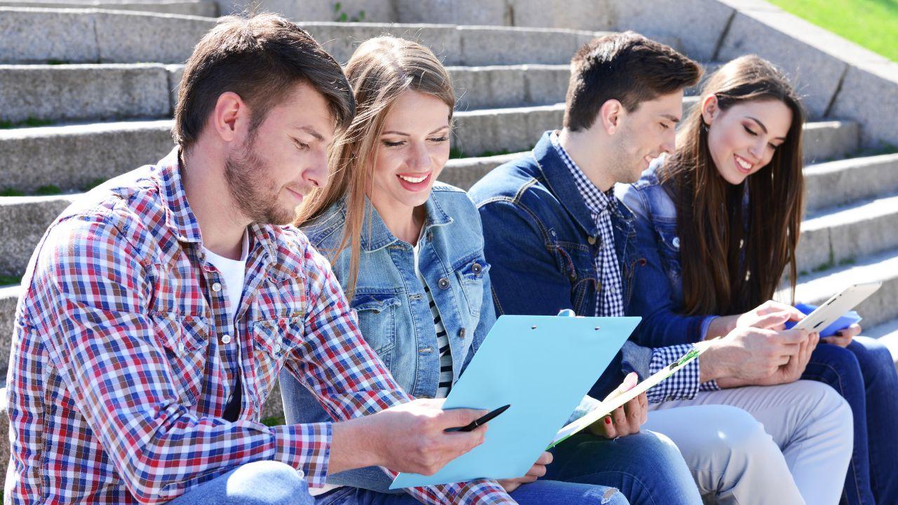 Mahasiswa Reflektif: Membangun Kesadaran Diri Melalui Pendidikan, Organisasi, Dan Kesehatan Mental