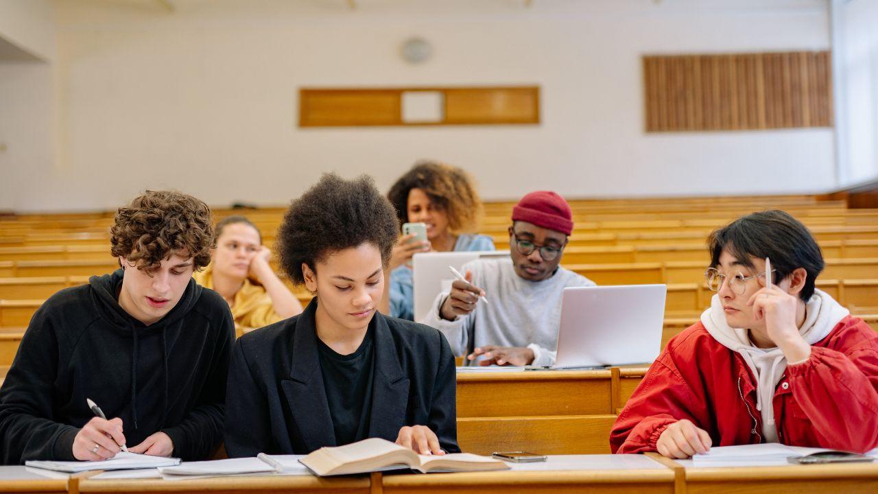 Mahasiswa Berperan Aktif Dalam Kesehatan Kampus: Mengintegrasikan Edukasi, Aktivitas, Dan Kesadaran