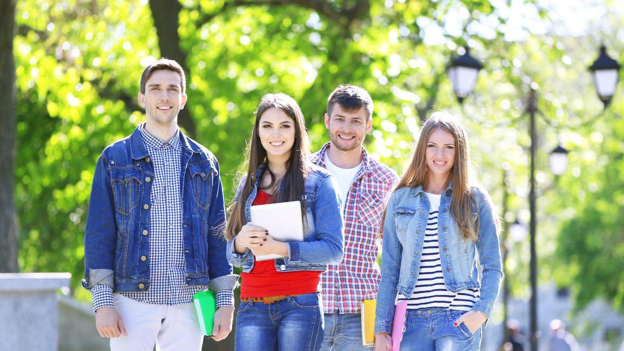 Mahasiswa Berprestasi: Menyeimbangkan Akademik, Organisasi, Dan Kesehatan