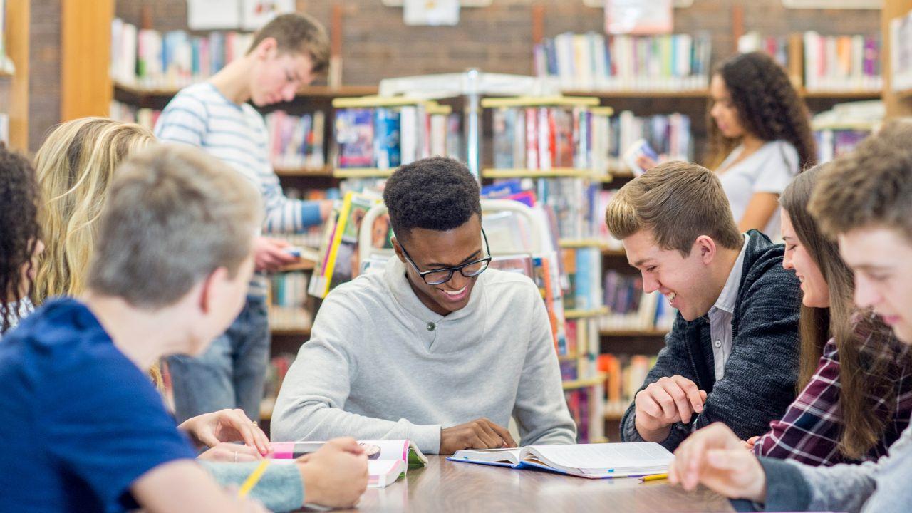 Mahasiswa Dan Etika Digital: Bijak Bermedia Sosial Di Era Informasi