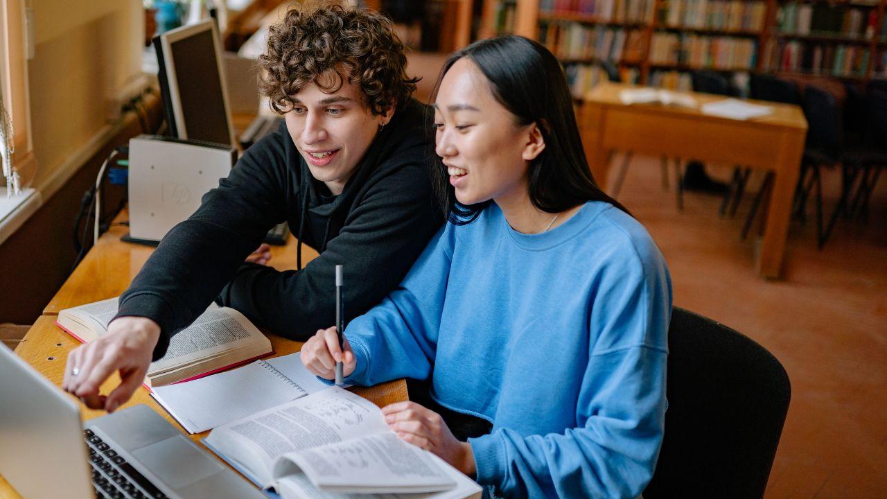 Mahasiswa Dan Kepemimpinan Sosial: Menggerakkan Perubahan Dari Lingkungan Sekitar