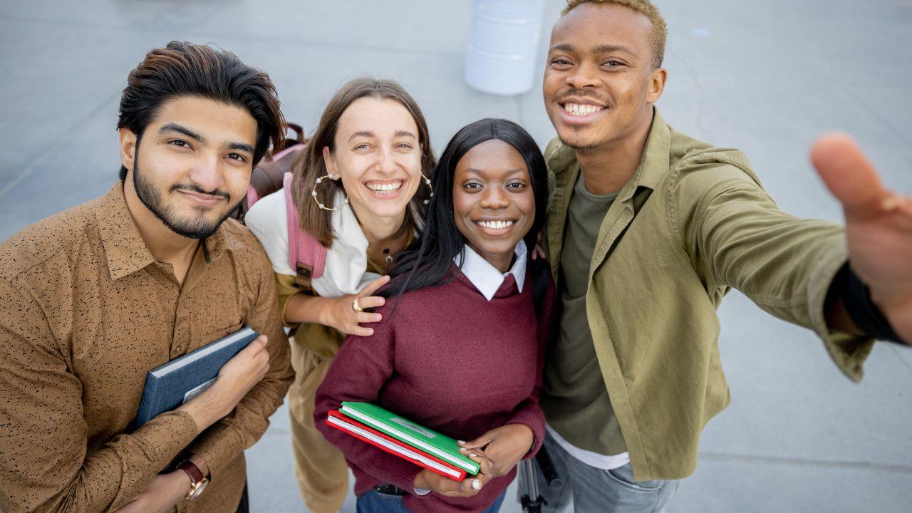 Mahasiswa Dan Etika Pergaulan: Membangun Hubungan Sosial Yang Sehat Dan Positif