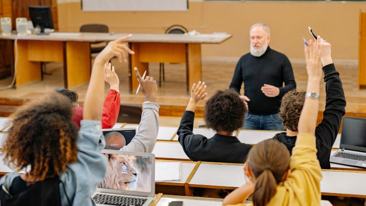 Menjadi Mahasiswa Produktif: Strategi Mengelola Waktu, Pergaulan, Dan Kesehatan