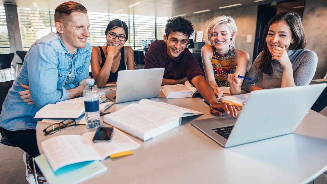 Gaya Hidup Mahasiswa Masa Kini: Antara Aktivitas Kampus, Pergaulan, Dan Kesehatan Mental
