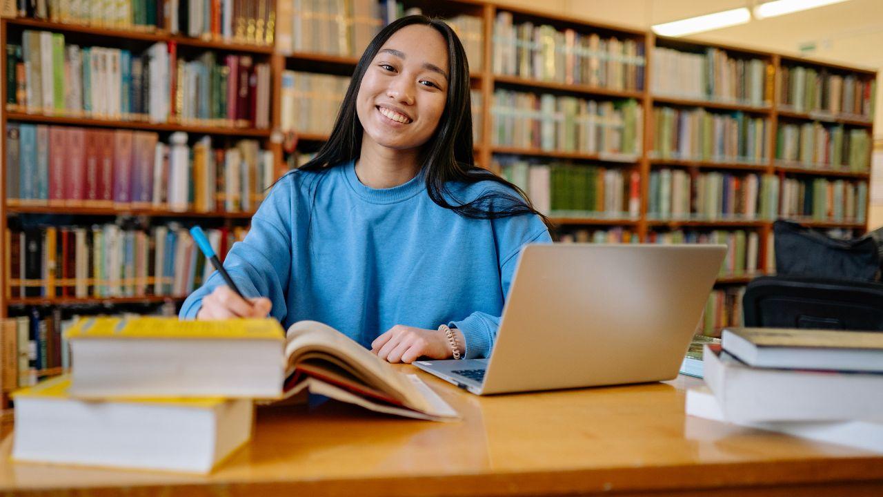 Membangun Karakter Mahasiswa: Pengaruh Organisasi, Pergaulan, Dan Pola Hidup Sehat