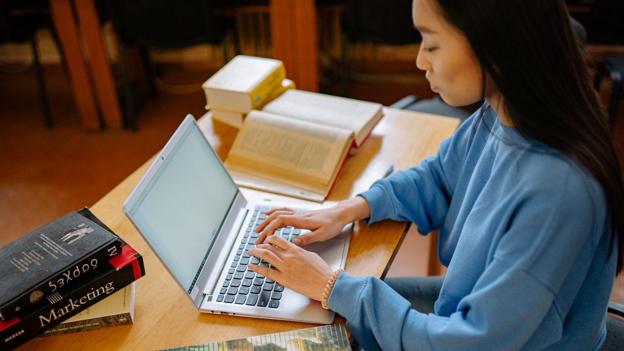 Mahasiswa Inovatif: Mengembangkan Kreativitas Melalui Organisasi, Pergaulan, Dan Pola Hidup Sehat