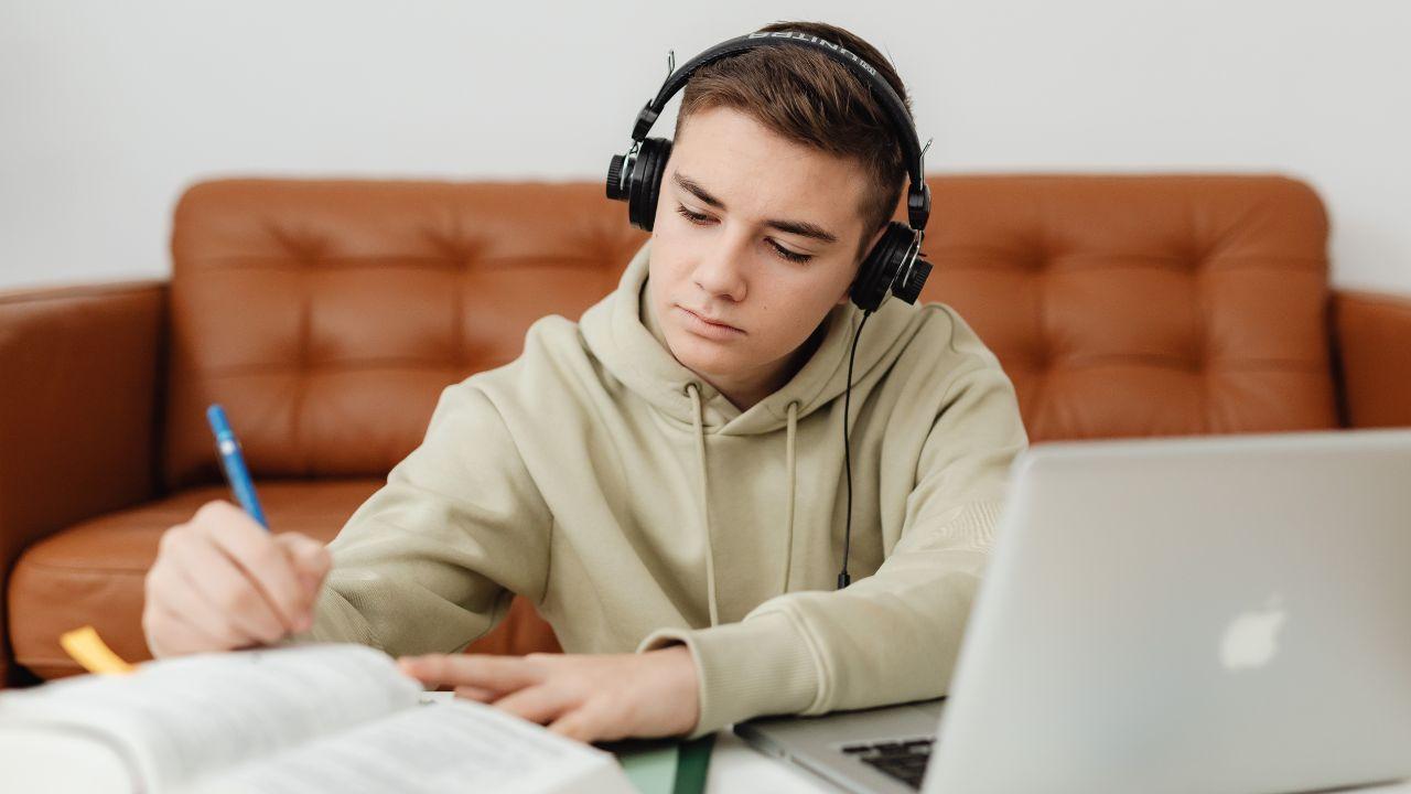 Mahasiswa Dan Kesadaran Diri: Mengenal Potensi Melalui Aktivitas Kampus, Sosial, Dan Kesehatan