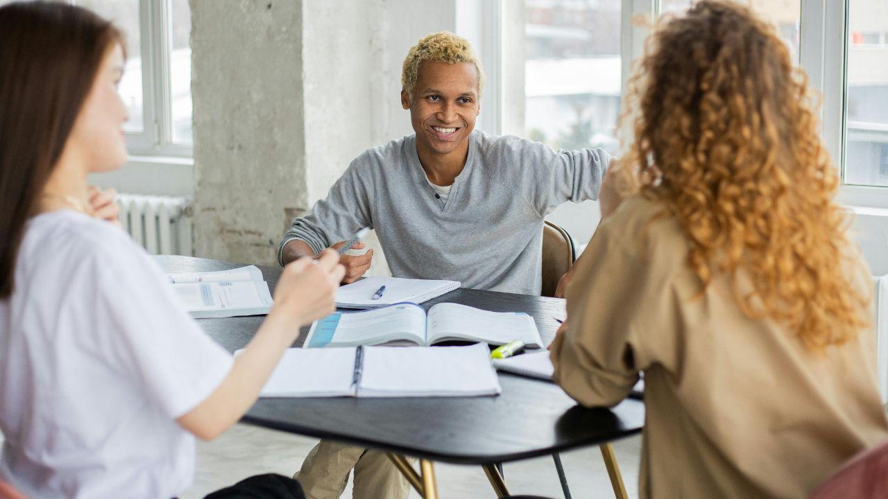 Mahasiswa Dan Kemampuan Berpikir Kritis: Menyaring Informasi Dalam Organisasi, Pergaulan, Dan Kesehatan