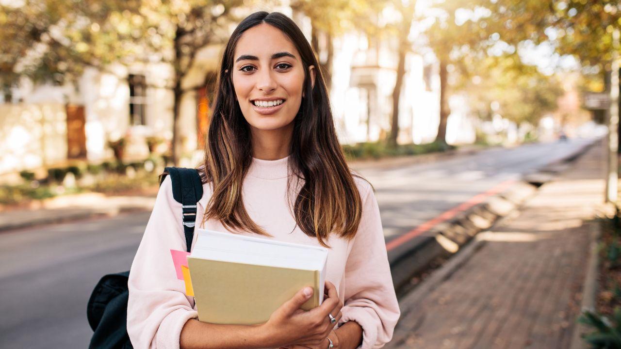 Kehidupan Kampus Dan Dinamika Mahasiswa: Antara Studi, Organisasi, Dan Pergaulan