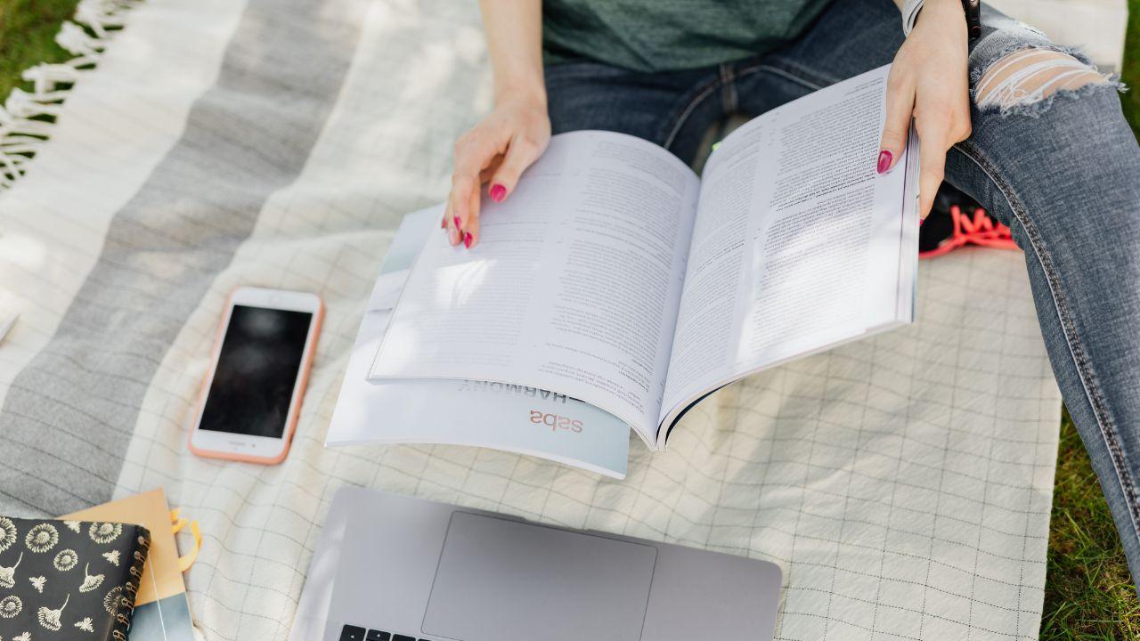 Mahasiswa Santai Tapi Cerdas: Belajar Efektif Tanpa Harus Terlihat Sibuk