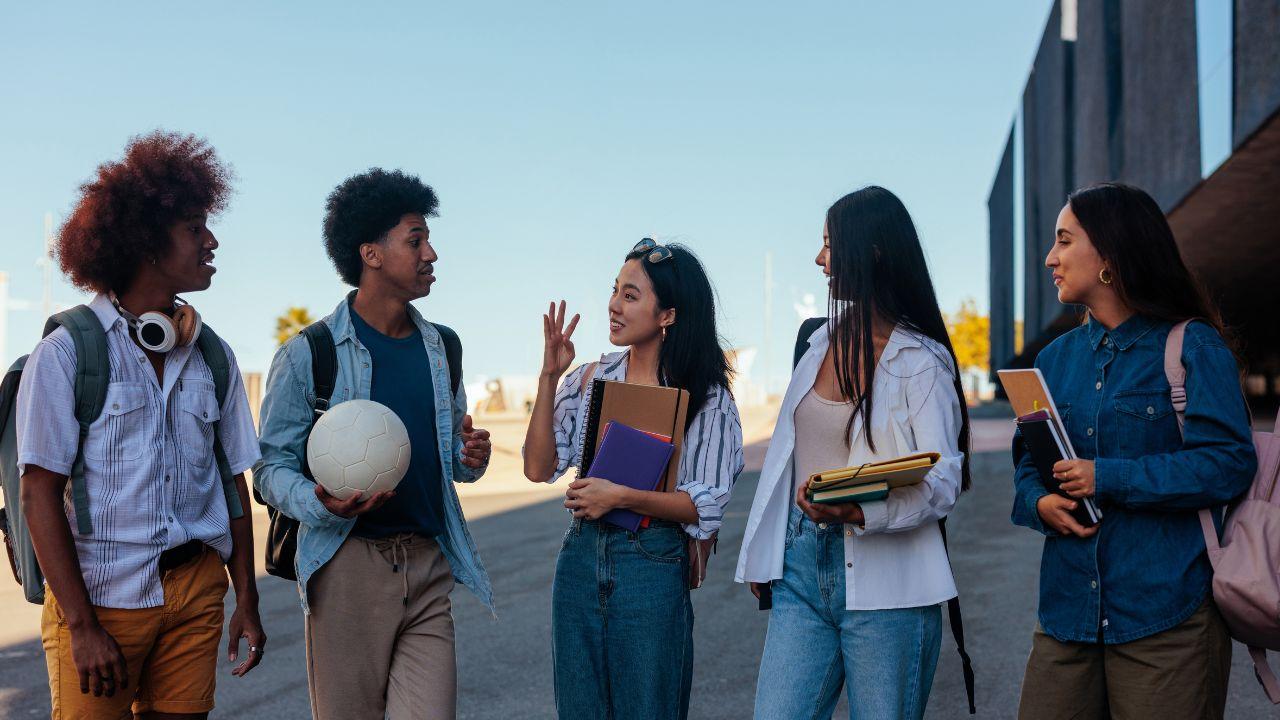 Mahasiswa Kreator Konten: Mengubah Hobi Menjadi Peluang Di Era Digital