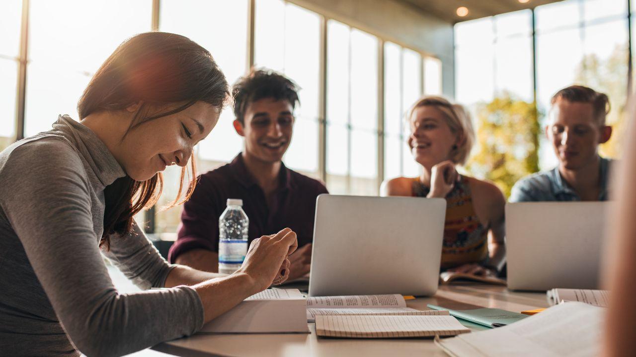 Mahasiswa Double Degree: Tantangan Dan Peluang Menempuh Dua Gelar Sekaligus