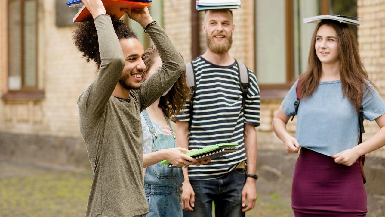 Mahasiswa Dan Pentingnya Literasi Digital Di Era Informasi