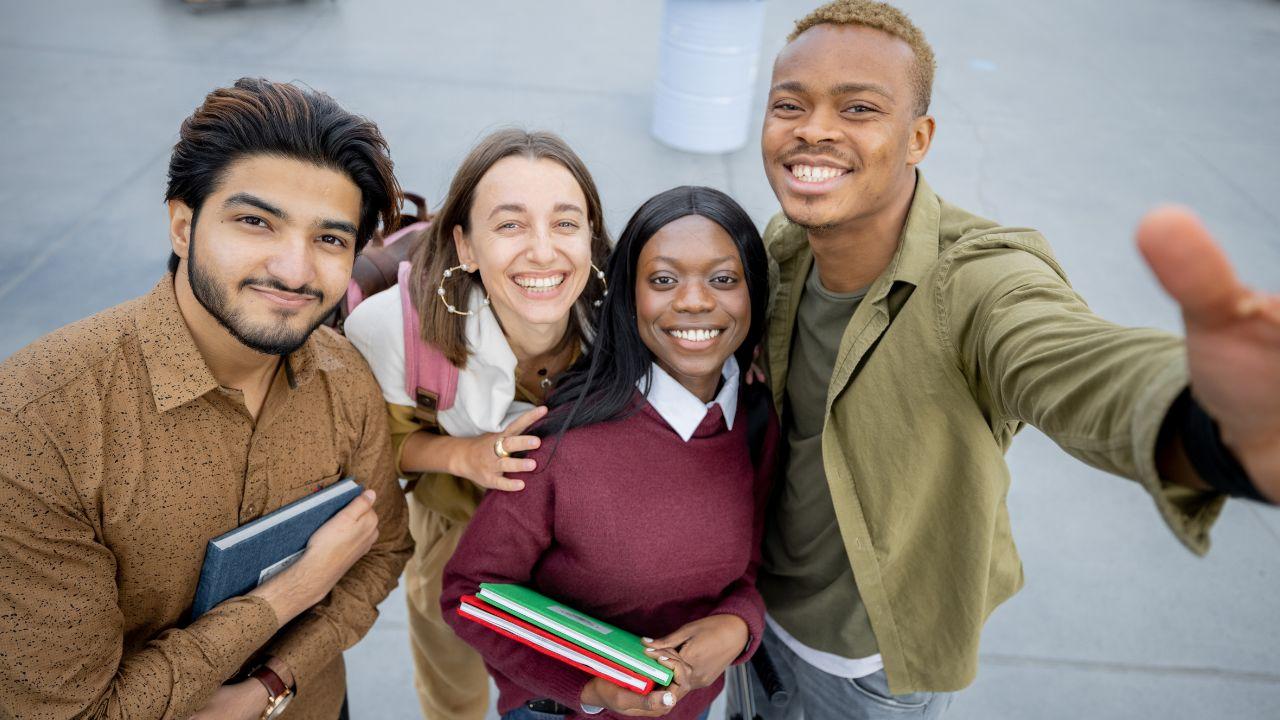 Mahasiswa Dan Kepemimpinan Sosial: Membentuk Generasi Pemimpin Masa Depan