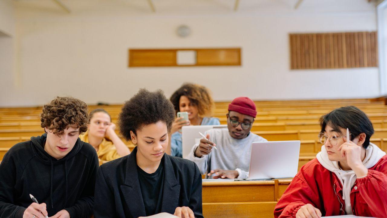 Mahasiswa Dan Inovasi Dalam Kesehatan Mental: Membangun Kesadaran Dan Dukungan Untuk Generasi Muda