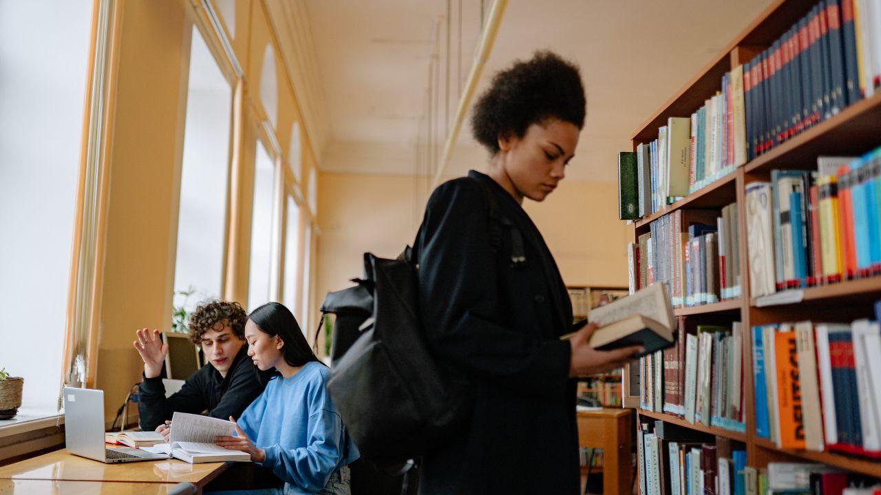 Mahasiswa Dan Pembelajaran Berbasis Proyek Komunitas: Menggabungkan Pengetahuan Dan Aksi Sosial