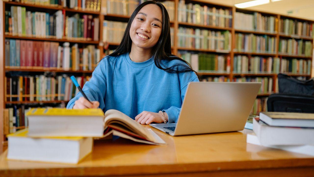 Penguatan Literasi Mahasiswa Melalui Kurikulum Adaptif Dan Pendidikan Inklusif