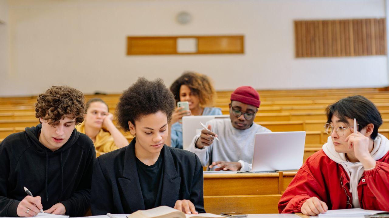 Penguatan Kemandirian Belajar Mahasiswa Melalui Kurikulum Adaptif Dan Pendidikan Inklusif