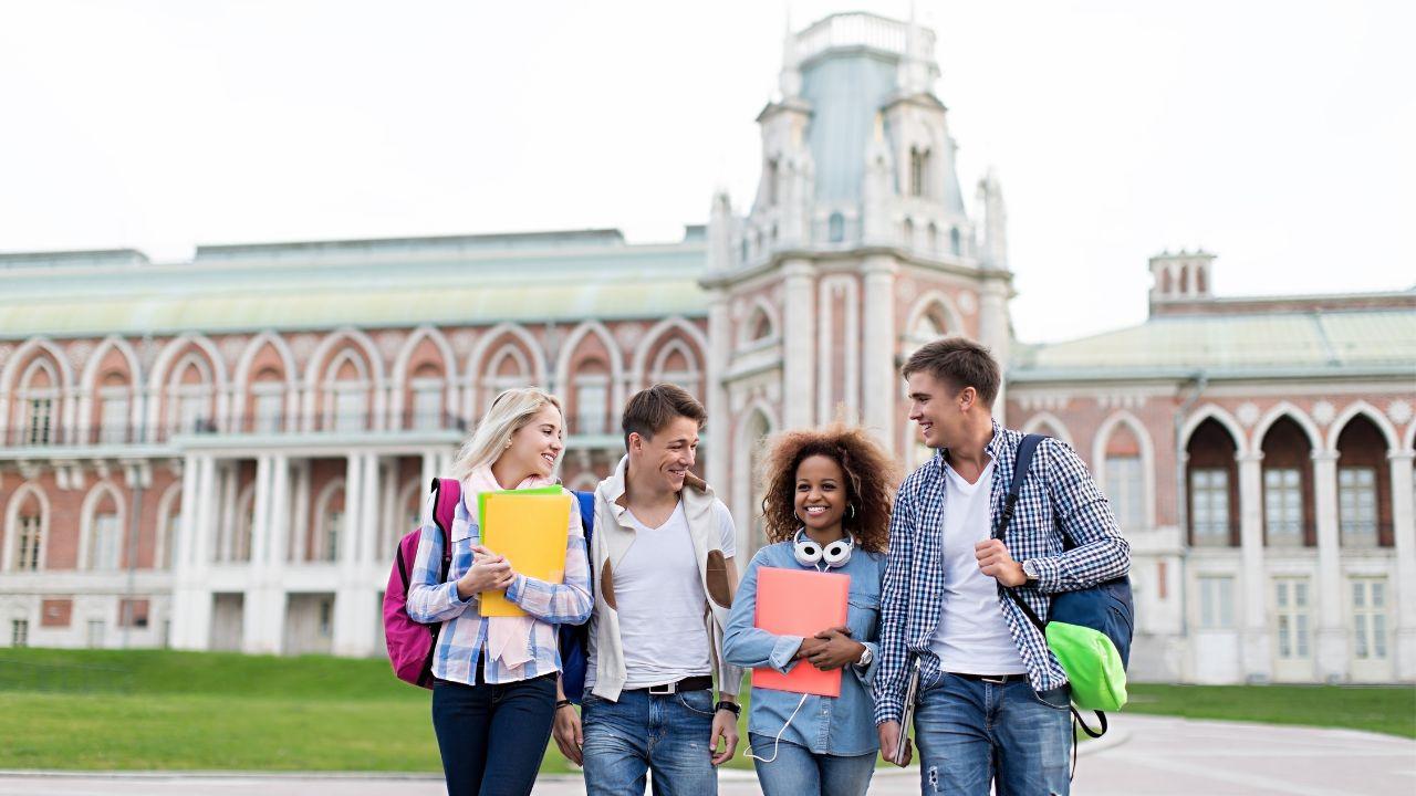 Penguatan Literasi Digital Mahasiswa Melalui Kurikulum Adaptif Dan Pendidikan Inklusif