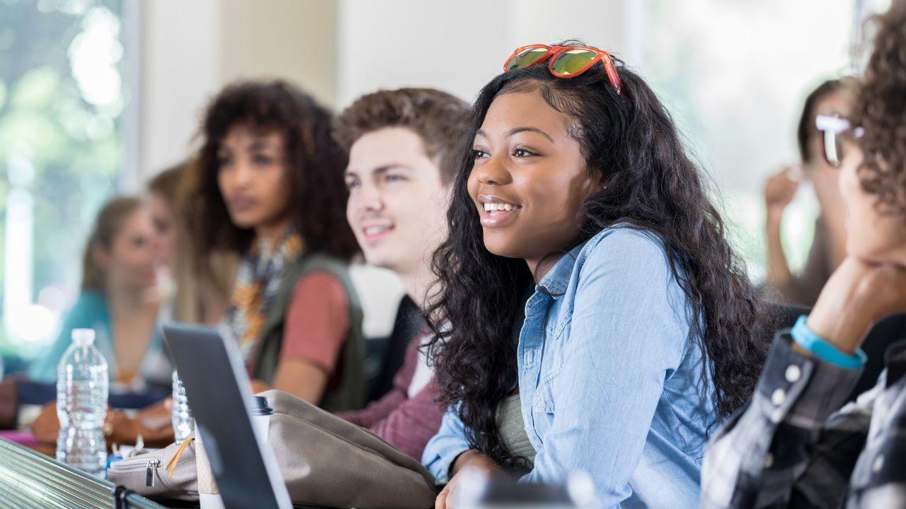 Penguatan Literasi Digital Mahasiswa Melalui Kurikulum Adaptif Dan Pendidikan Inklusif