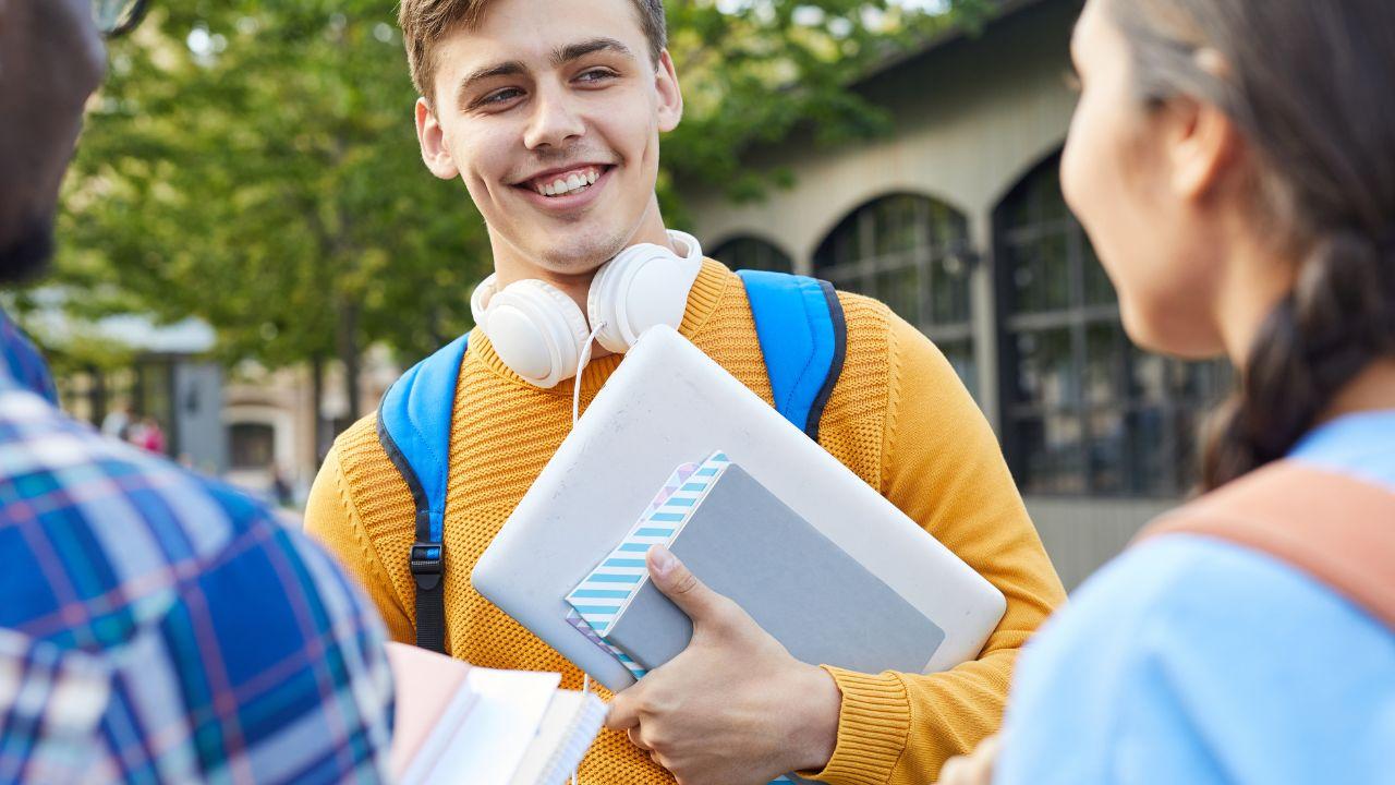 Peran Universitas Indonesia Dalam Membangun Mahasiswa Seimbang Antara Akademik, Sosial, Dan Kesehatan