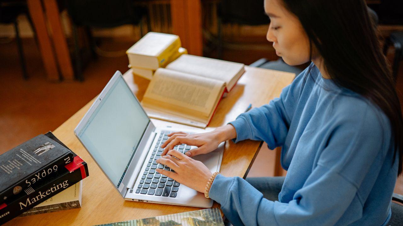 Strategi Universitas Indonesia Dalam Membangun Mahasiswa Bijak Digital, Berkarakter, Dan Berdaya Saing Global