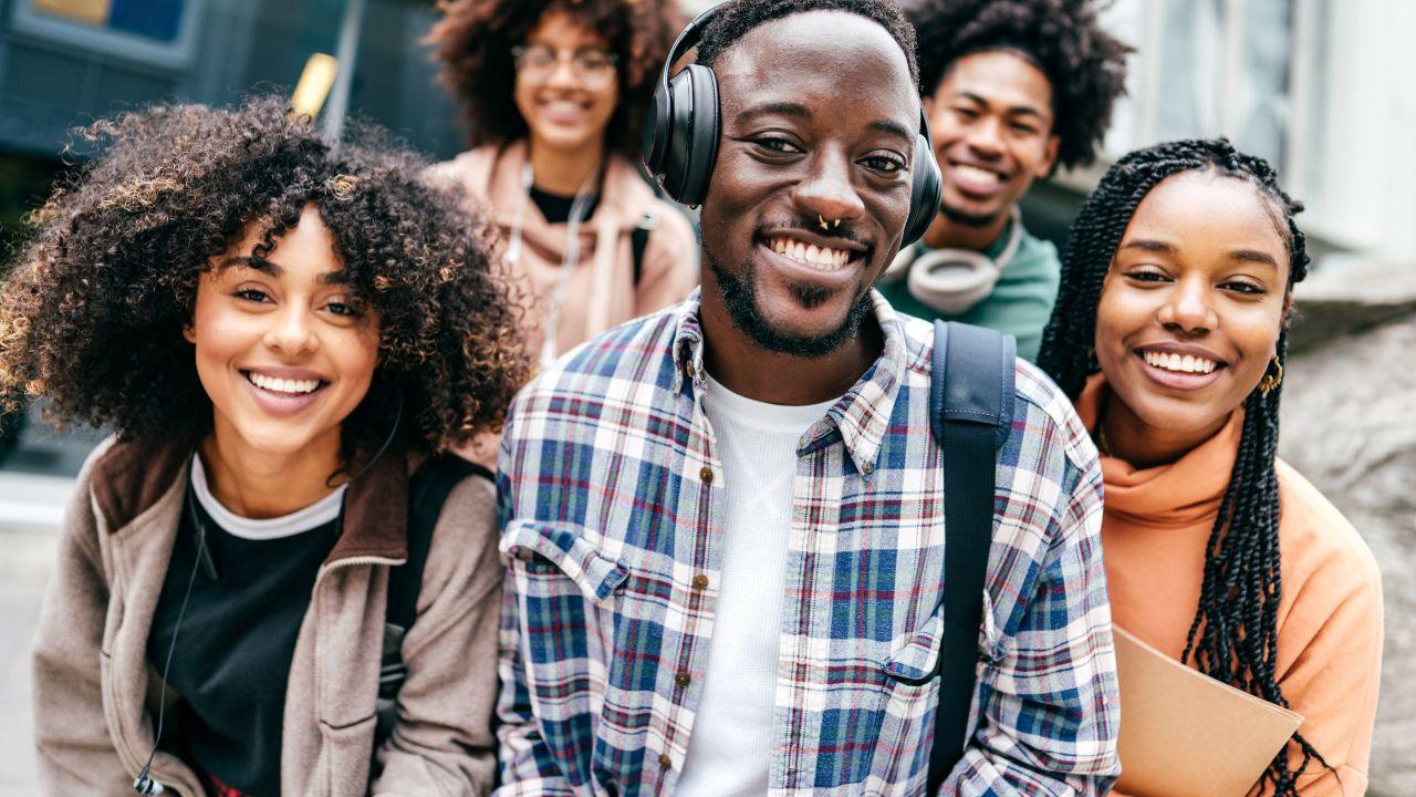 Peran Mahasiswa Indonesia Dalam Membangun Generasi Unggul Melalui Pendidikan, Karakter, Dan Adaptasi Sosial