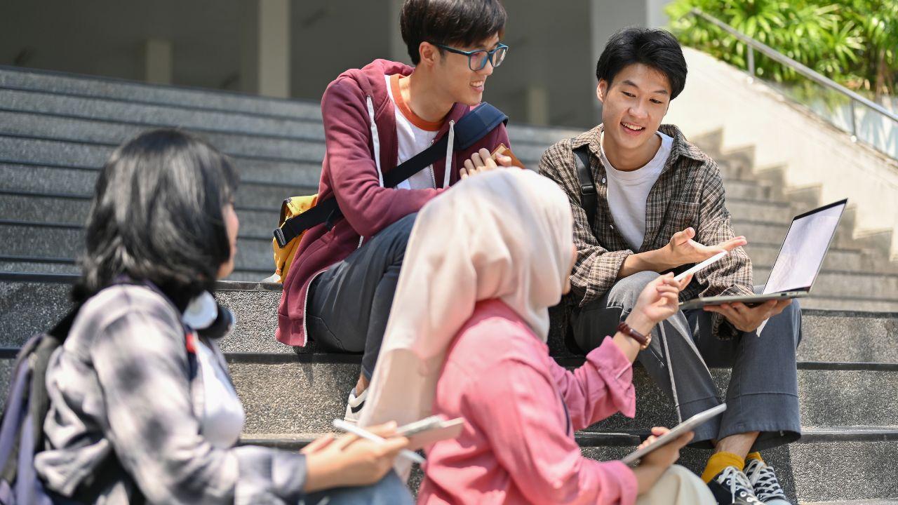 Mahasiswa Indonesia Dan Peran Pendidikan Karakter Dalam Menghadapi Tantangan Era Digital