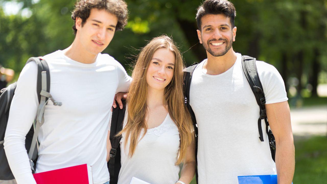 Mahasiswa Indonesia Dan Tantangan Persaingan Global Di Era Modern