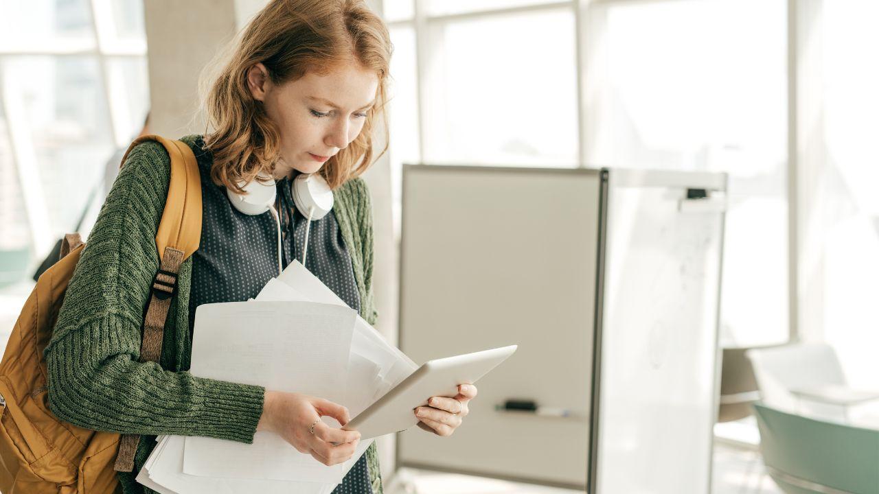 Mahasiswa Indonesia Dan Tantangan Digitalisasi Pendidikan Di Era Modern