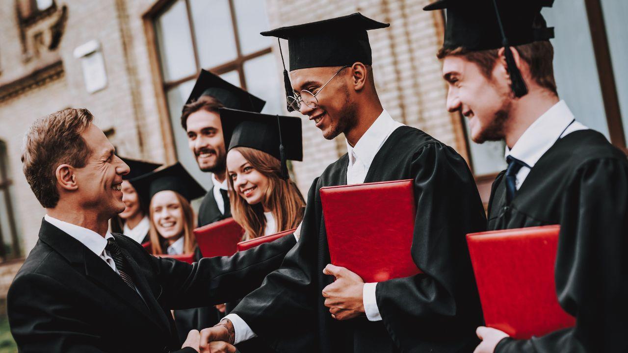 Mahasiswa Dan Kehidupan Kampus Sebagai Ruang Pembentukan Jati Diri