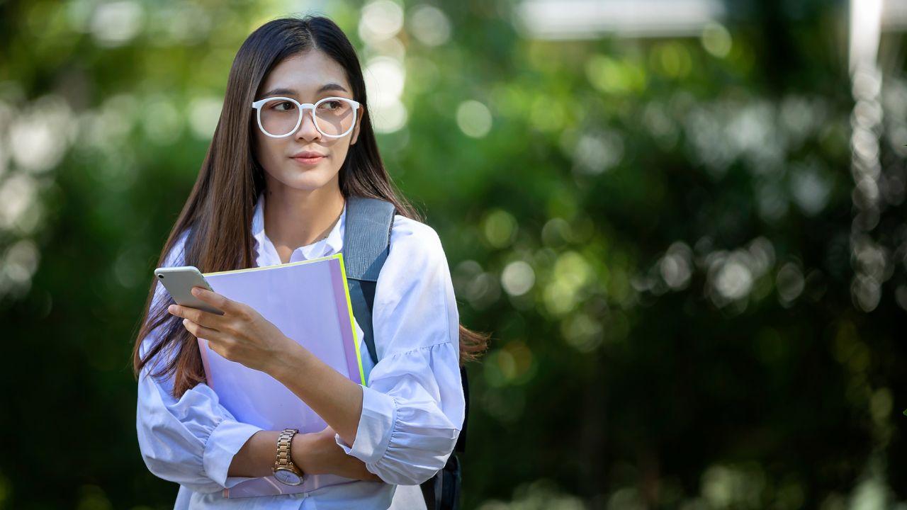 Mahasiswa Dan Keseimbangan Hidup Digital: Mengelola Teknologi, Akademik, Dan Kesehatan Mental