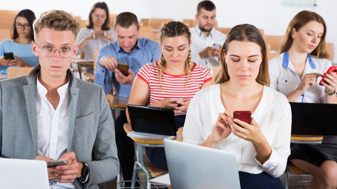 Mahasiswa Dan Peran Literasi Digital: Mengelola Informasi, Etika, Dan Kesehatan Di Era Teknologi