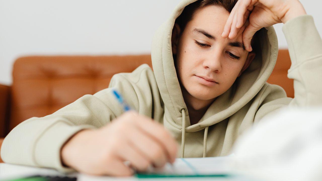 Membangun Pola Pikir Kritis Mahasiswa Indonesia Dalam Menghadapi Arus Informasi Modern
