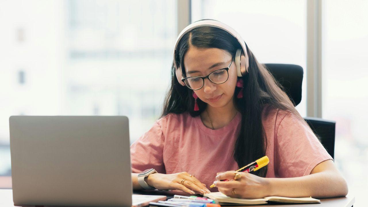 Peran Mahasiswa Dalam Mengembangkan Kepedulian Terhadap Pengembangan Teknologi Di Era Digital