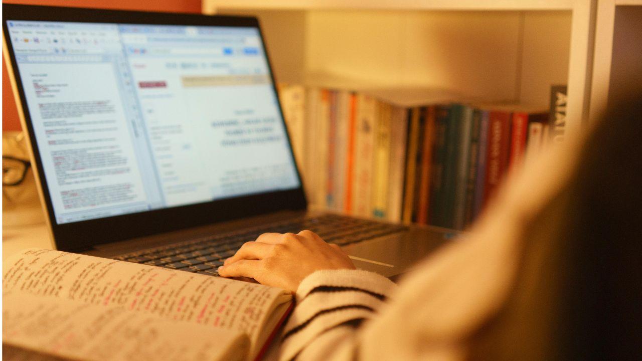 Peran Mahasiswa Dalam Mengembangkan Etika Komunikasi Di Lingkungan Akademik Dan Sosial