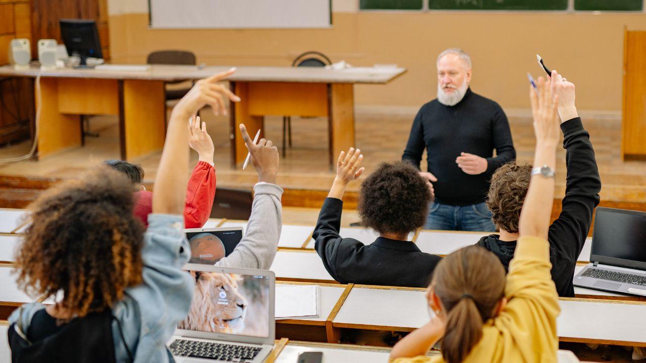 Mahasiswa Indonesia Di Era Kompetitif: Mengintegrasikan Pendidikan, Karakter, Dan Kesehatan