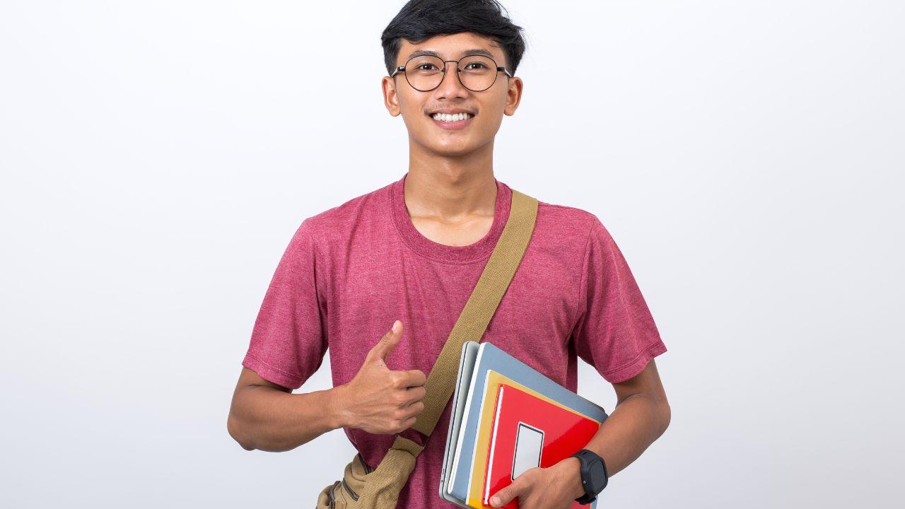 Menjadi Mahasiswa Tangguh Di Indonesia: Menyeimbangkan Akademik, Sosial, Dan Kesehatan Di Era Modern