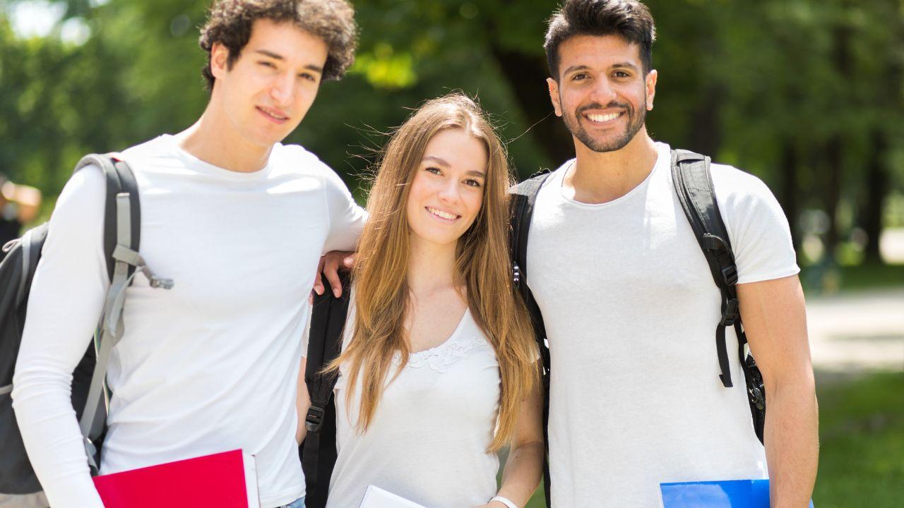 Mahasiswa Dan Keterampilan Komunikasi: Membangun Relasi, Organisasi, Dan Kesehatan Sosial Di Kampus Indonesia