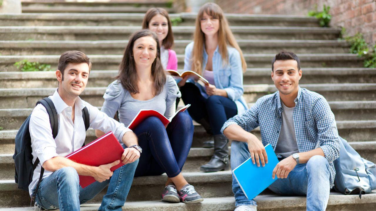 Mahasiswa Dan Manajemen Waktu: Strategi Efektif Menyeimbangkan Pendidikan, Organisasi, Pergaulan, Dan Kesehatan Di Universitas Indonesia