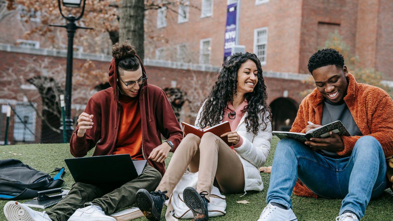 Mahasiswa Indonesia Dan Peranannya Dalam Membangun Bangsa