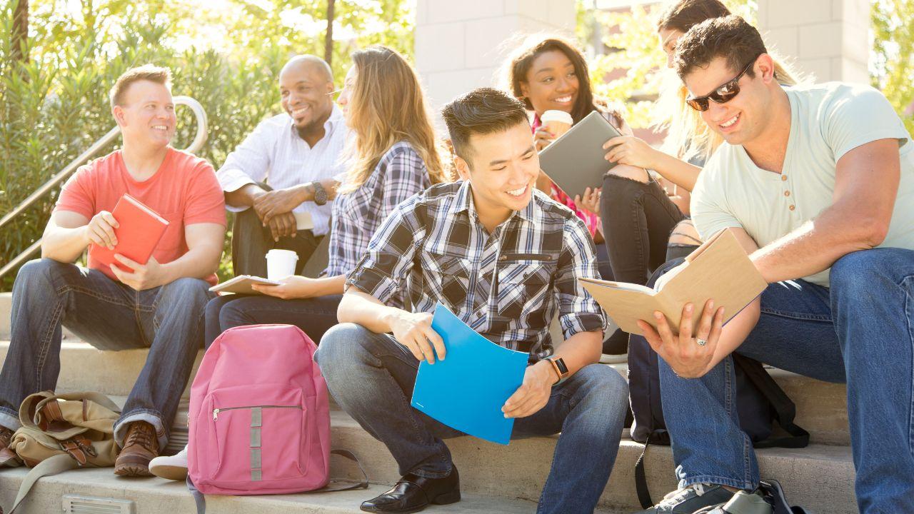 Kehidupan Mahasiswa Modern Di Indonesia: Belajar Dan Berkembang Secara Seimbang