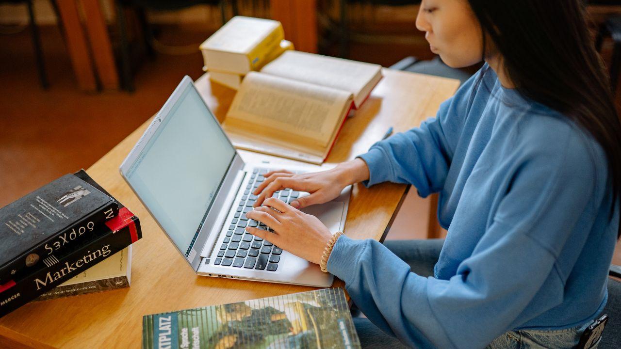 Mahasiswa Dan Pentingnya Literasi Digital Di Era Informasi
